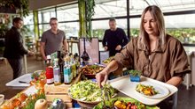 Natasja van der Lely schept gezond eten op. Foto door Guido Benschop